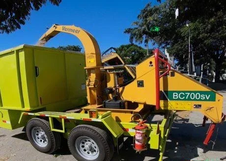 Máy băm cành cây gắn xe tải Vermeer BC700SV