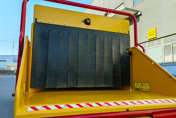 Máy băm cành cây BC1000SV gắn xe tải Máy băm cành cây BC1000SV gắn xe tải